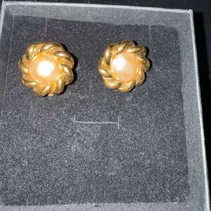 Chanel Vintage Elegant Gold and pearl Earrings